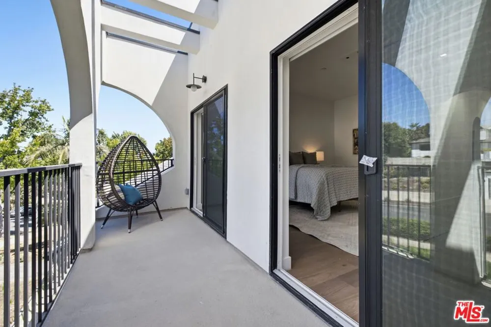 3926 S Ridgeley Drive Los Angeles, CA 90008