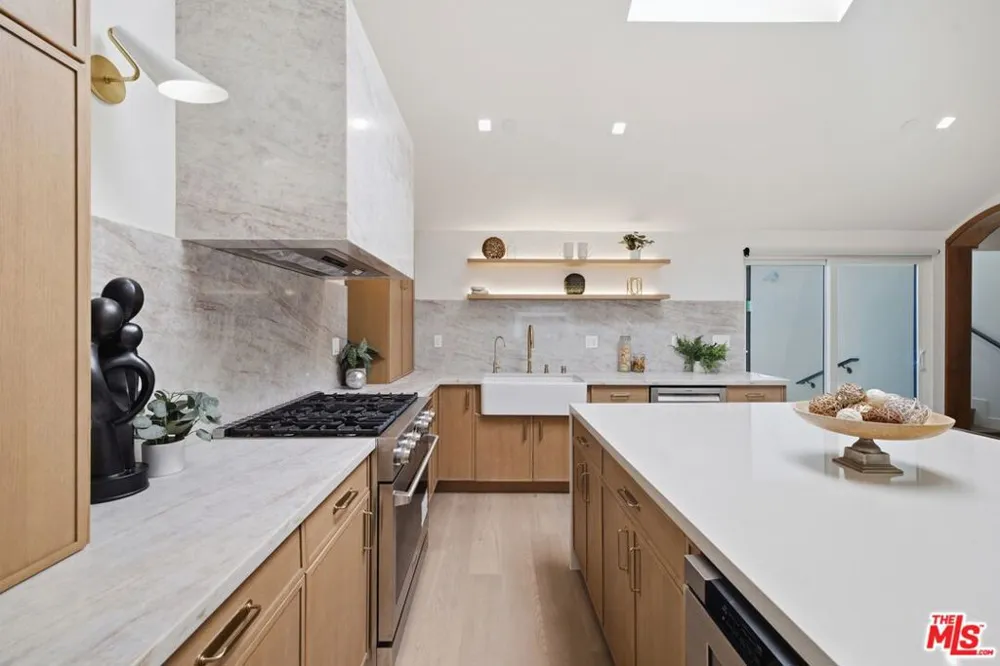 3926 S Ridgeley Drive Los Angeles, CA 90008