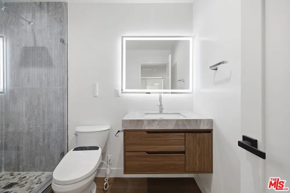 3926 S Ridgeley Drive Los Angeles, CA 90008