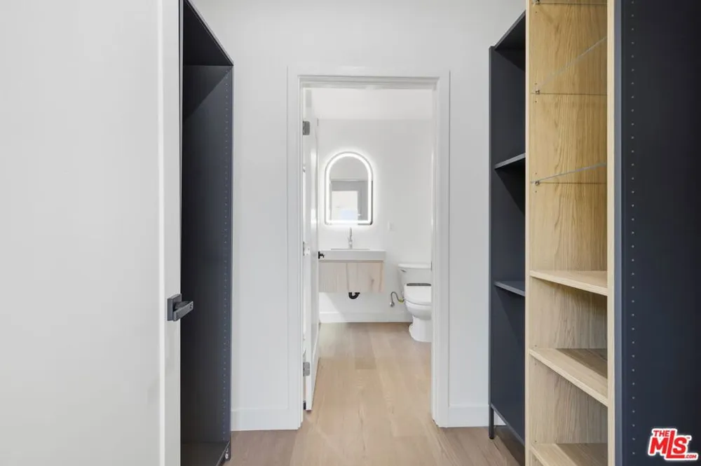 3926 S Ridgeley Drive Los Angeles, CA 90008