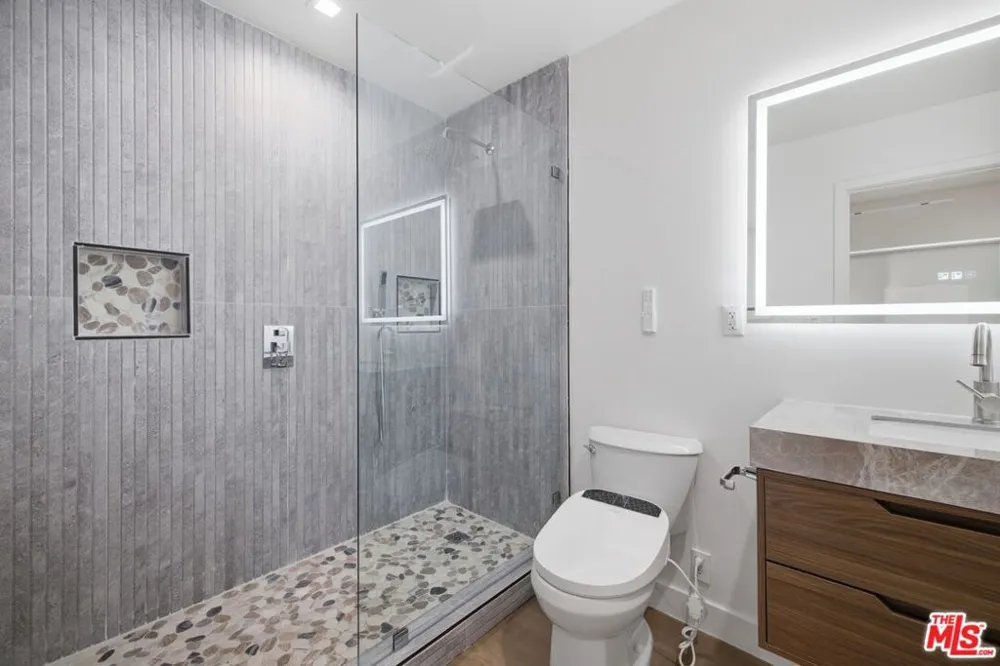 3926 S Ridgeley Drive Los Angeles, CA 90008