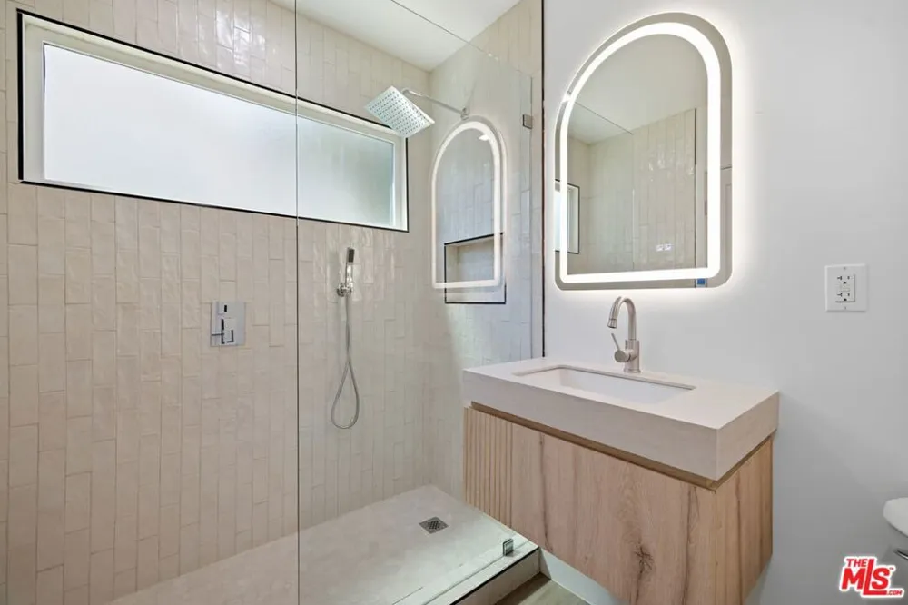 3926 S Ridgeley Drive Los Angeles, CA 90008