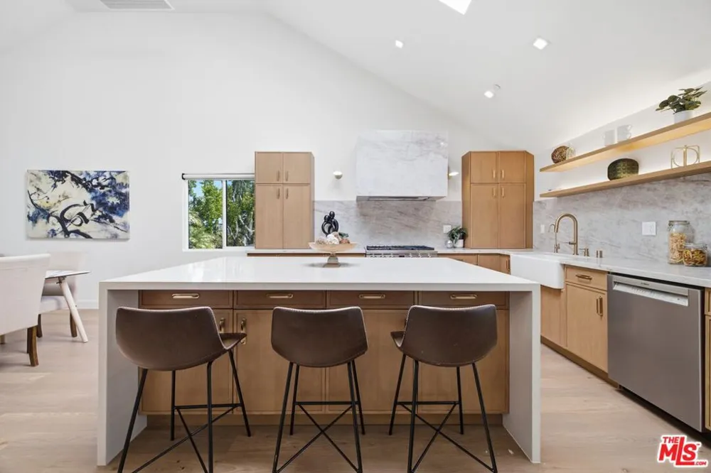 3926 S Ridgeley Drive Los Angeles, CA 90008