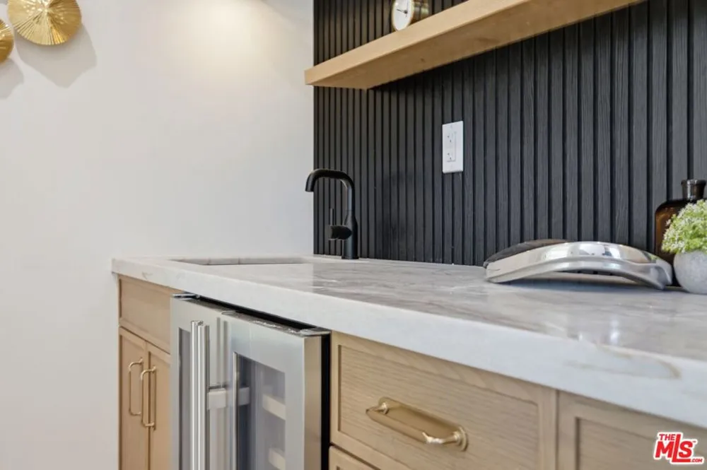 3926 S Ridgeley Drive Los Angeles, CA 90008