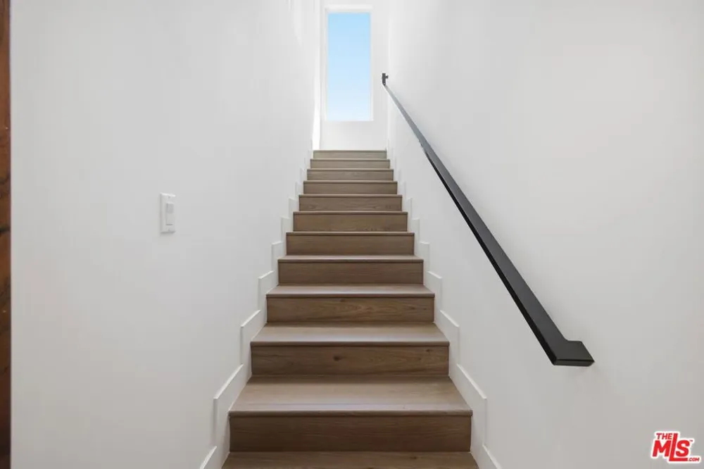 3926 S Ridgeley Drive Los Angeles, CA 90008