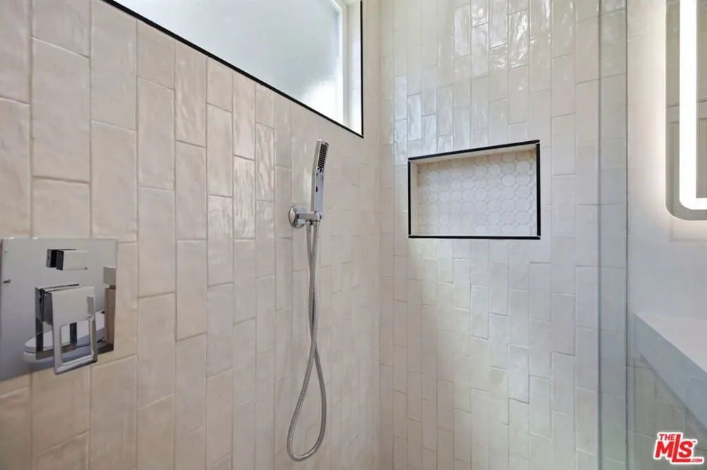 3926 S Ridgeley Drive Los Angeles, CA 90008