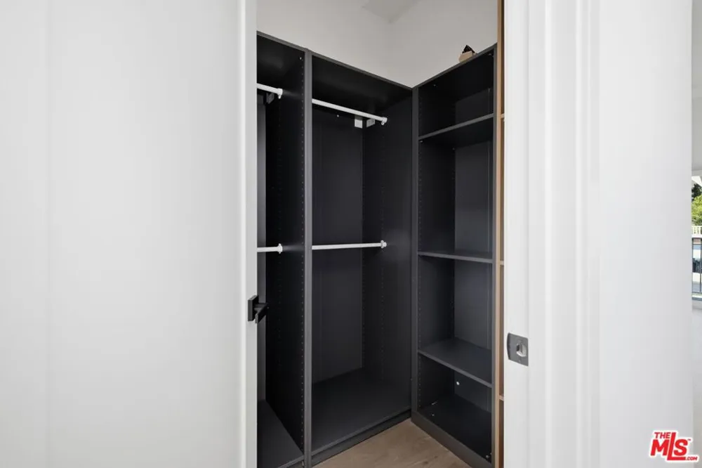 3926 S Ridgeley Drive Los Angeles, CA 90008