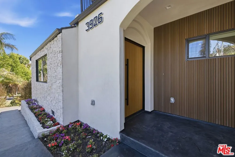 3926 S Ridgeley Drive Los Angeles, CA 90008