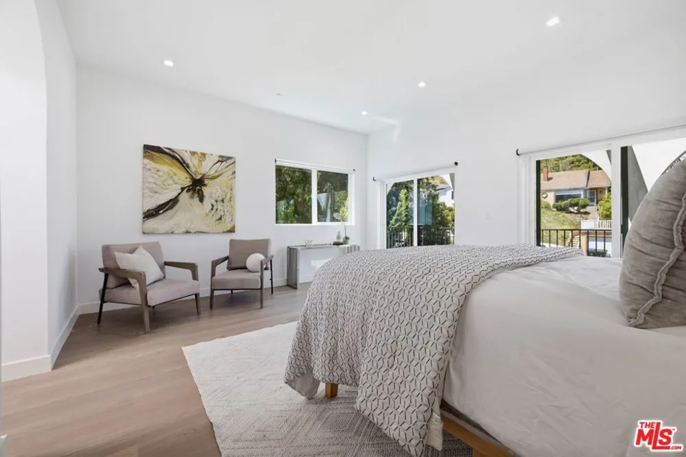 3926 S Ridgeley Drive Los Angeles, CA 90008