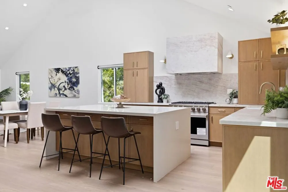 3926 S Ridgeley Drive Los Angeles, CA 90008