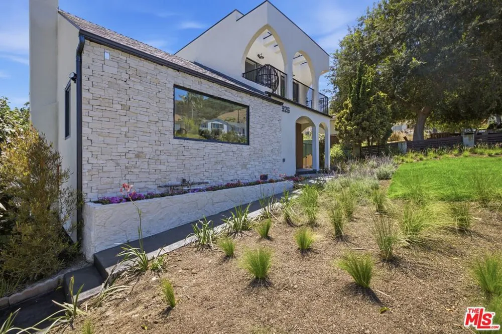 3926 S Ridgeley Drive Los Angeles, CA 90008