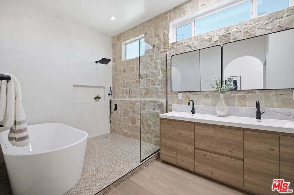 3926 S Ridgeley Drive Los Angeles, CA 90008