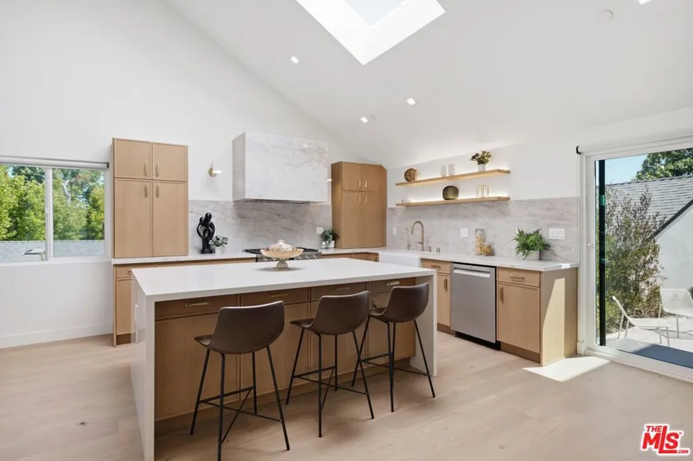 3926 S Ridgeley Drive Los Angeles, CA 90008