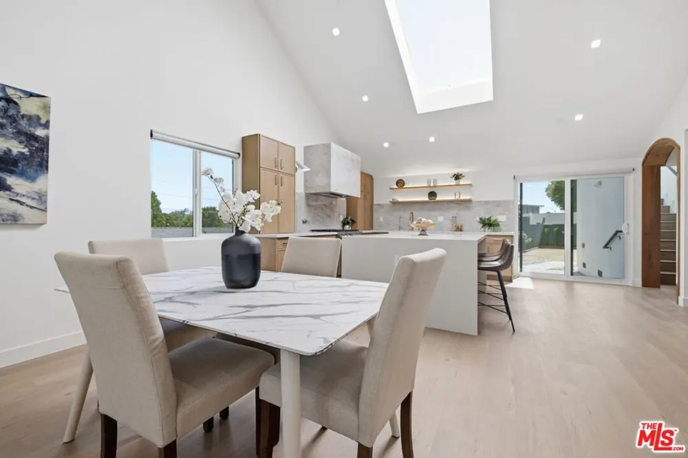 3926 S Ridgeley Drive Los Angeles, CA 90008