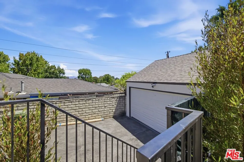 3926 S Ridgeley Drive Los Angeles, CA 90008