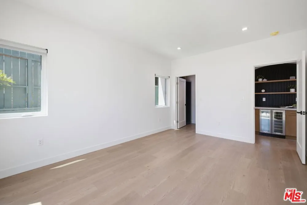 3926 S Ridgeley Drive Los Angeles, CA 90008