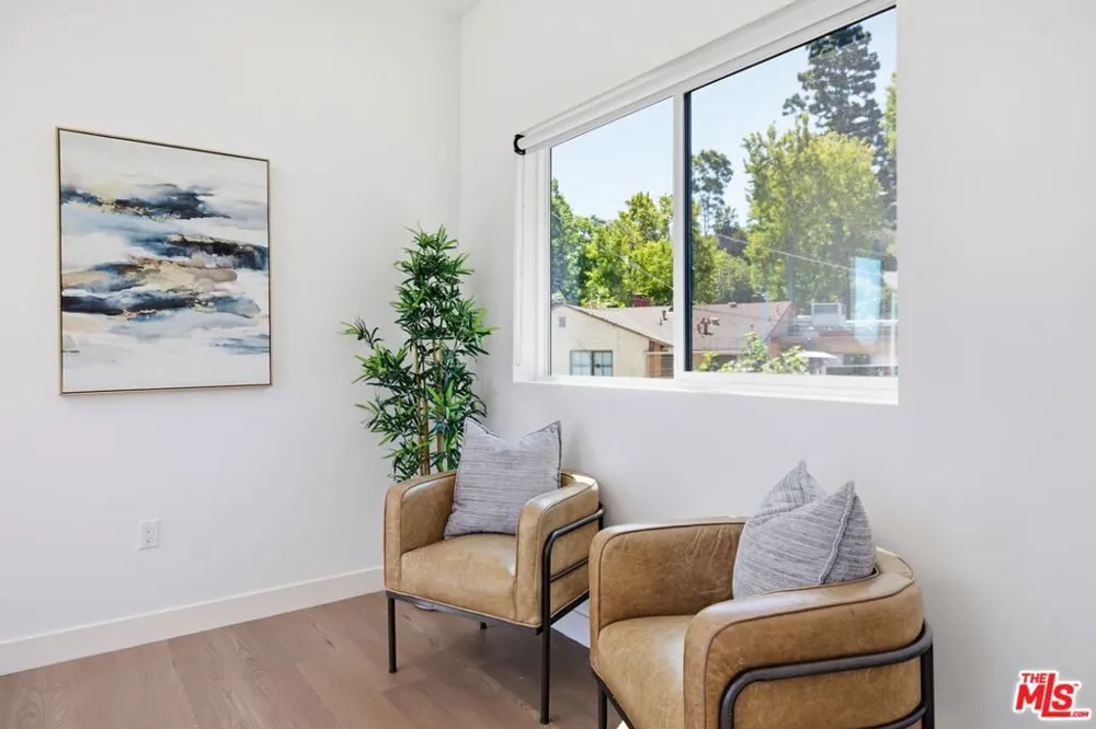 3926 S Ridgeley Drive Los Angeles, CA 90008