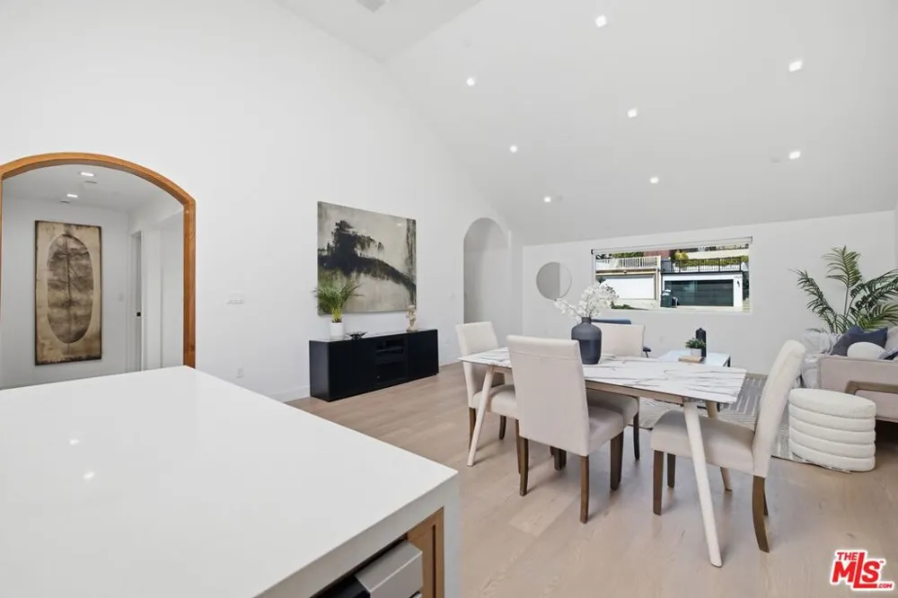 3926 S Ridgeley Drive Los Angeles, CA 90008
