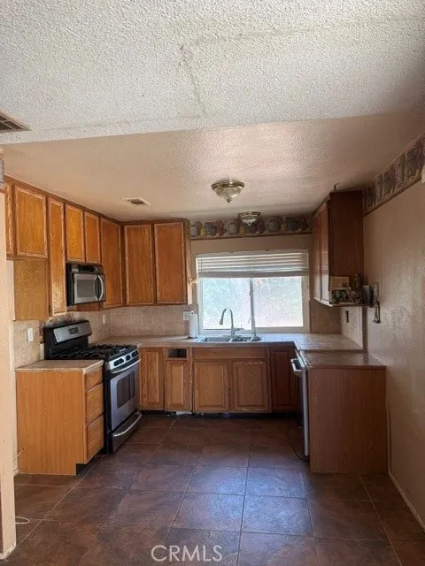 6864 Olympia DR Riverside, CA 92503