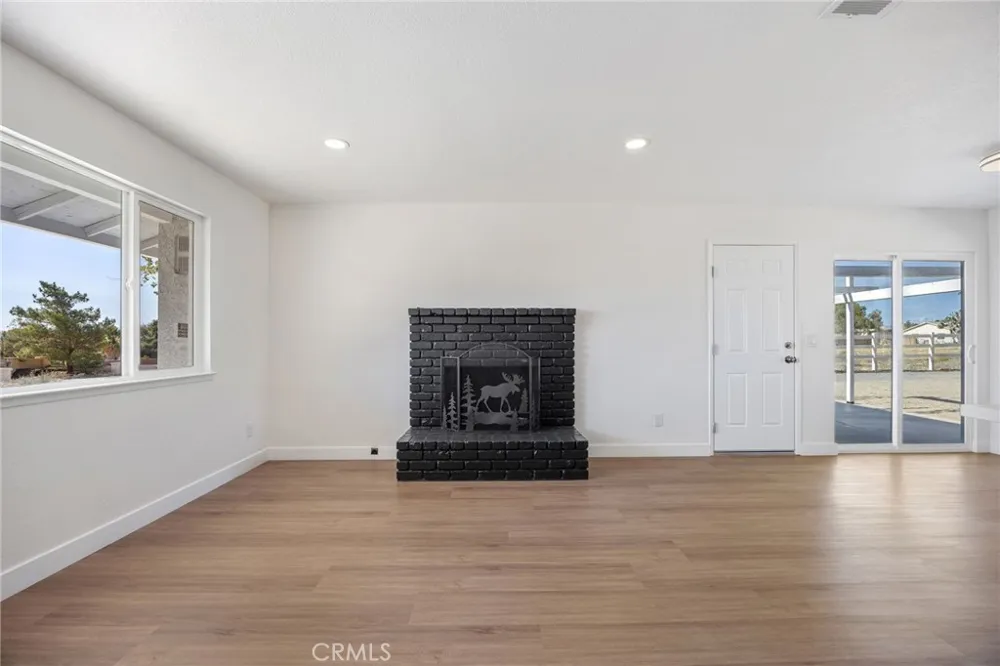 38997 164th E Lake Los Angeles, CA 93591