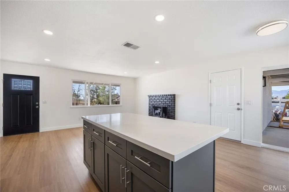 38997 164th E Lake Los Angeles, CA 93591