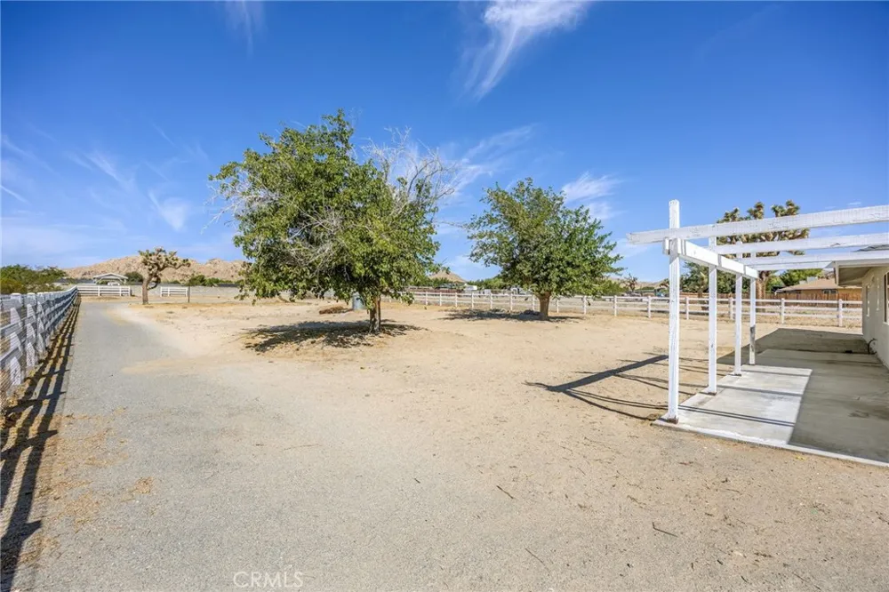 38997 164th E Lake Los Angeles, CA 93591