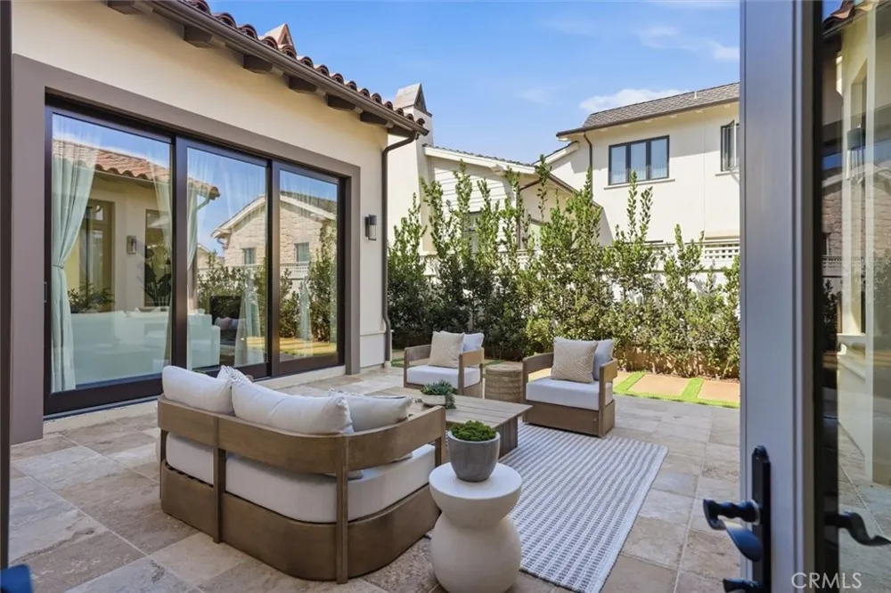 18 Phillips Ranch Road Rolling Hills Estates, CA 90274