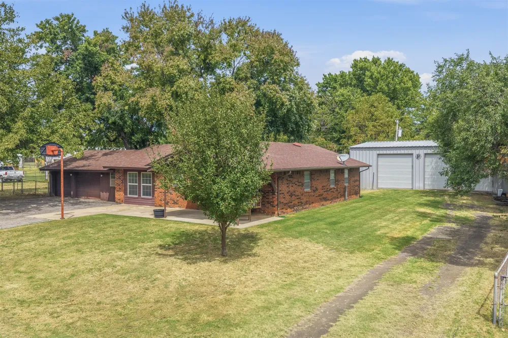 1206 E Schmid Wynnewood, OK 73098