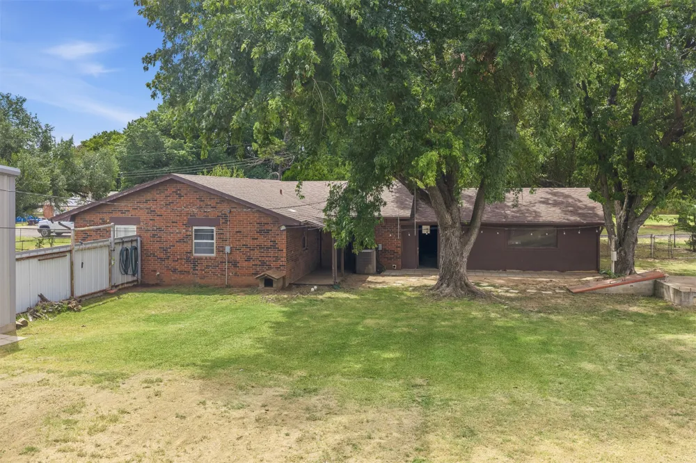 1206 E Schmid Wynnewood, OK 73098