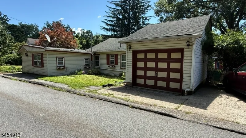 52 Horseshoe Dr Jefferson, NJ 07438