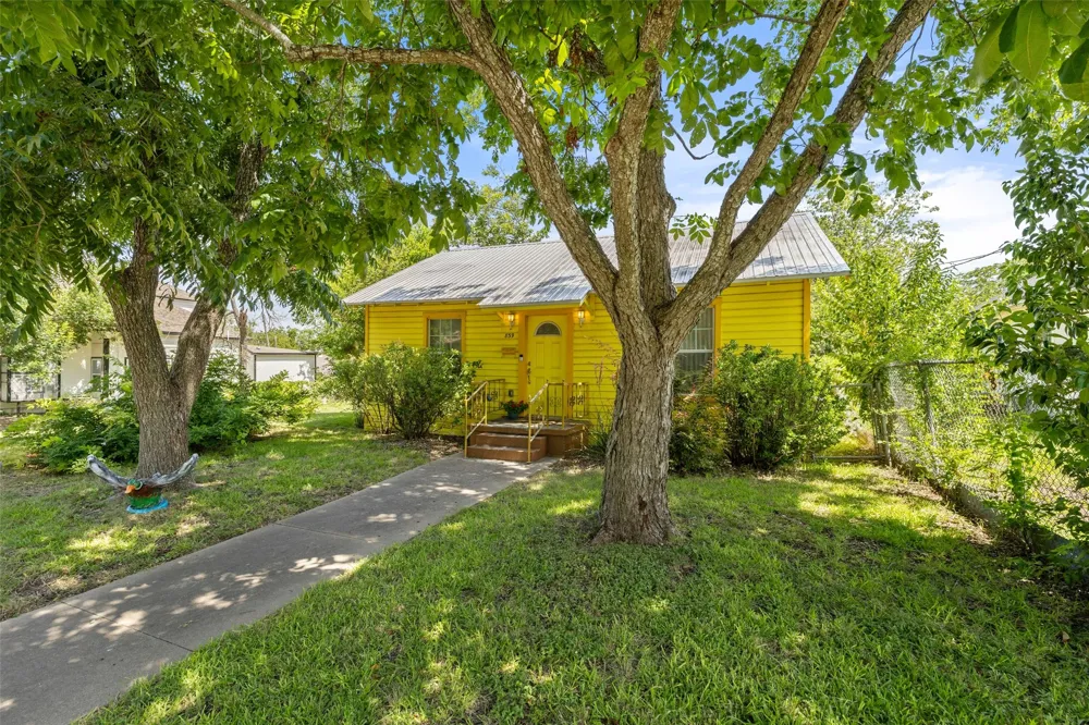 839 W 6th Street Taylor, TX 76574