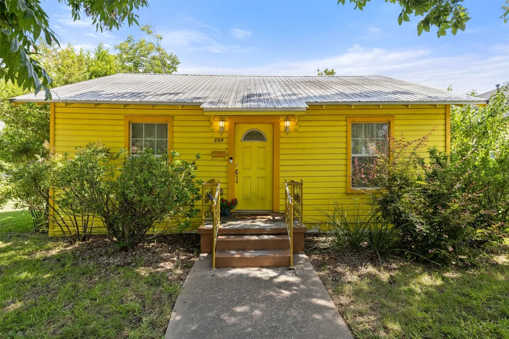 839 W 6th Street Taylor, TX 76574