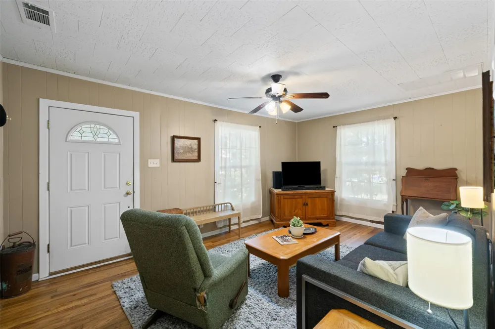 839 W 6th Street Taylor, TX 76574