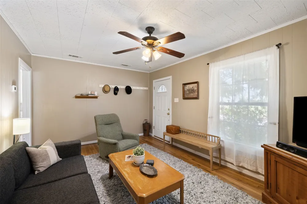 839 W 6th Street Taylor, TX 76574