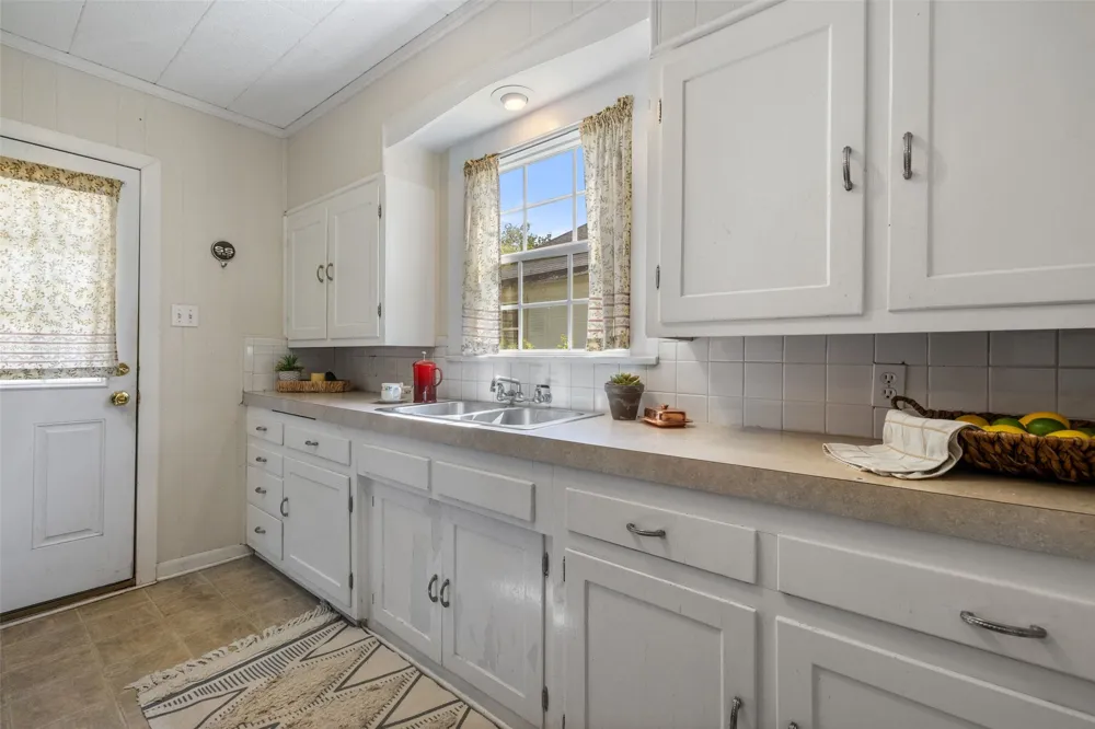 839 W 6th Street Taylor, TX 76574