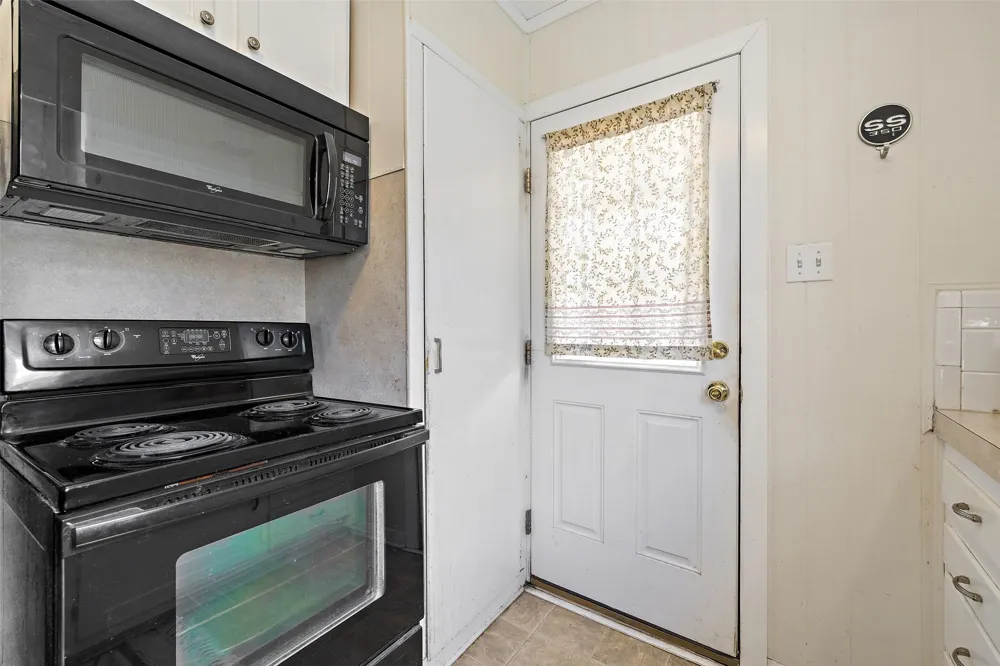 839 W 6th Street Taylor, TX 76574