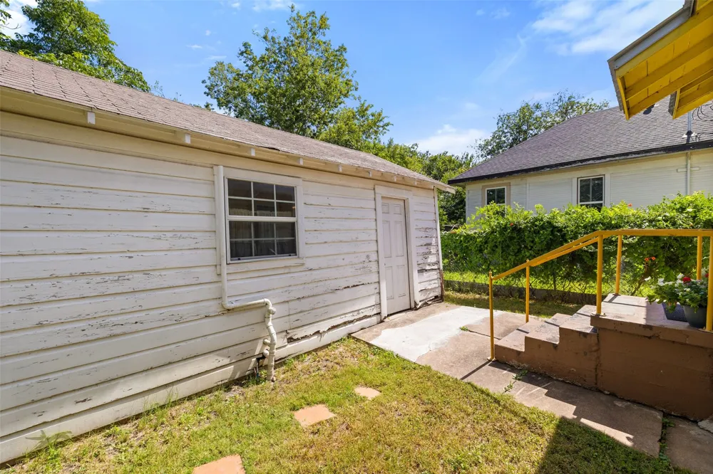 839 W 6th Street Taylor, TX 76574