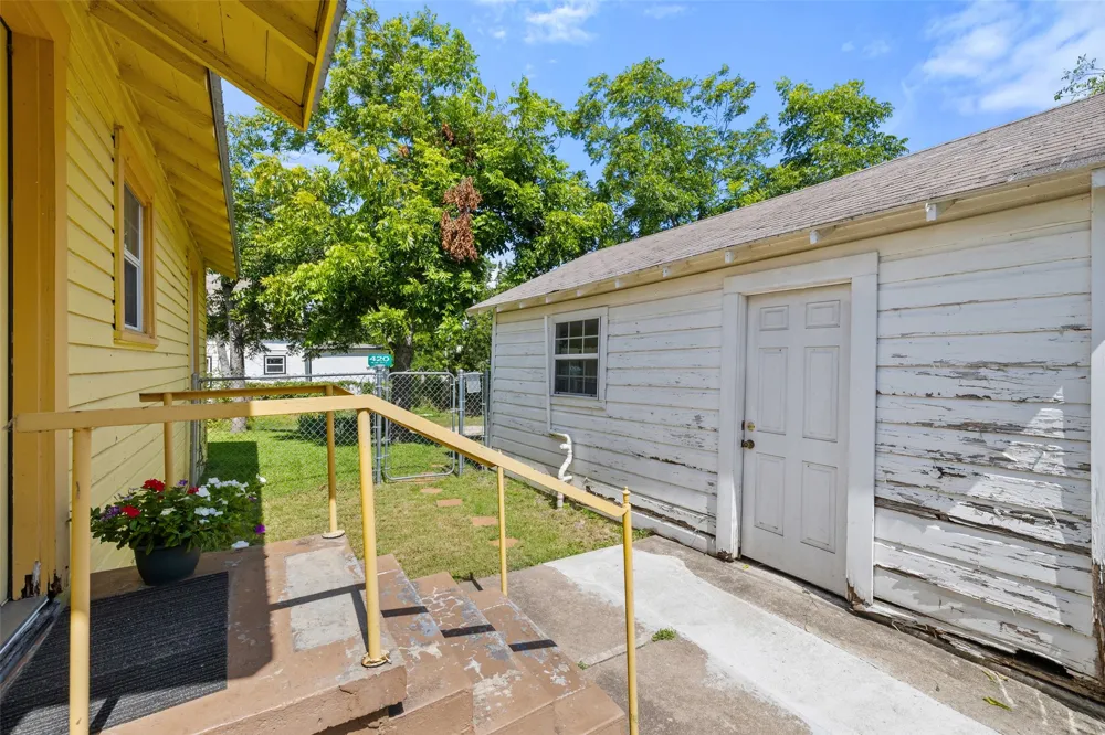 839 W 6th Street Taylor, TX 76574