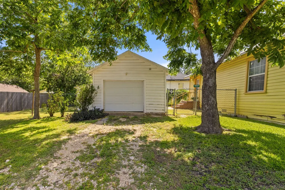 839 W 6th Street Taylor, TX 76574