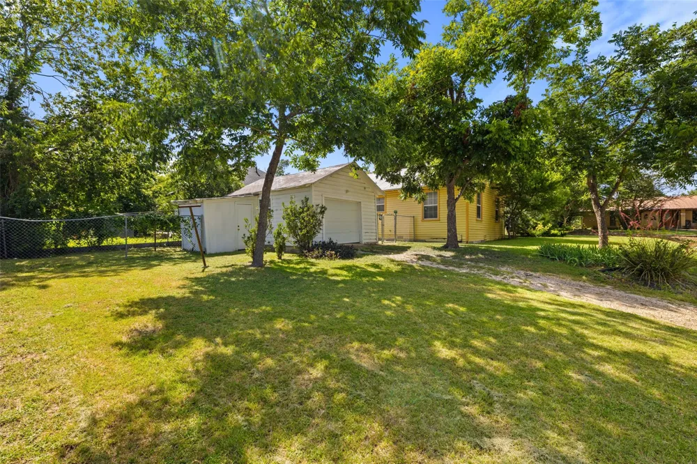839 W 6th Street Taylor, TX 76574