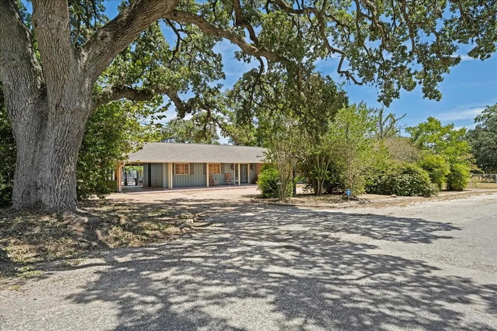 221 E 9th Street Flatonia, TX 78941