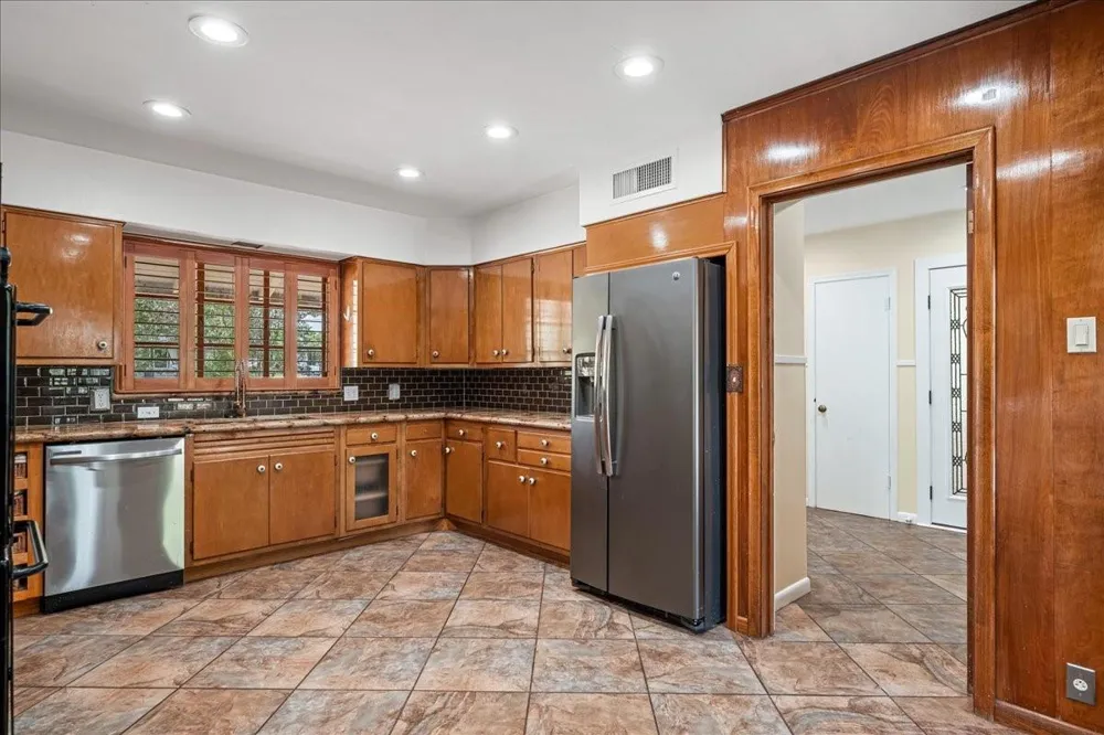 221 E 9th Street Flatonia, TX 78941