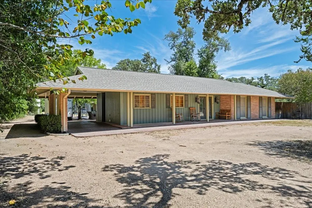 221 E 9th Street Flatonia, TX 78941