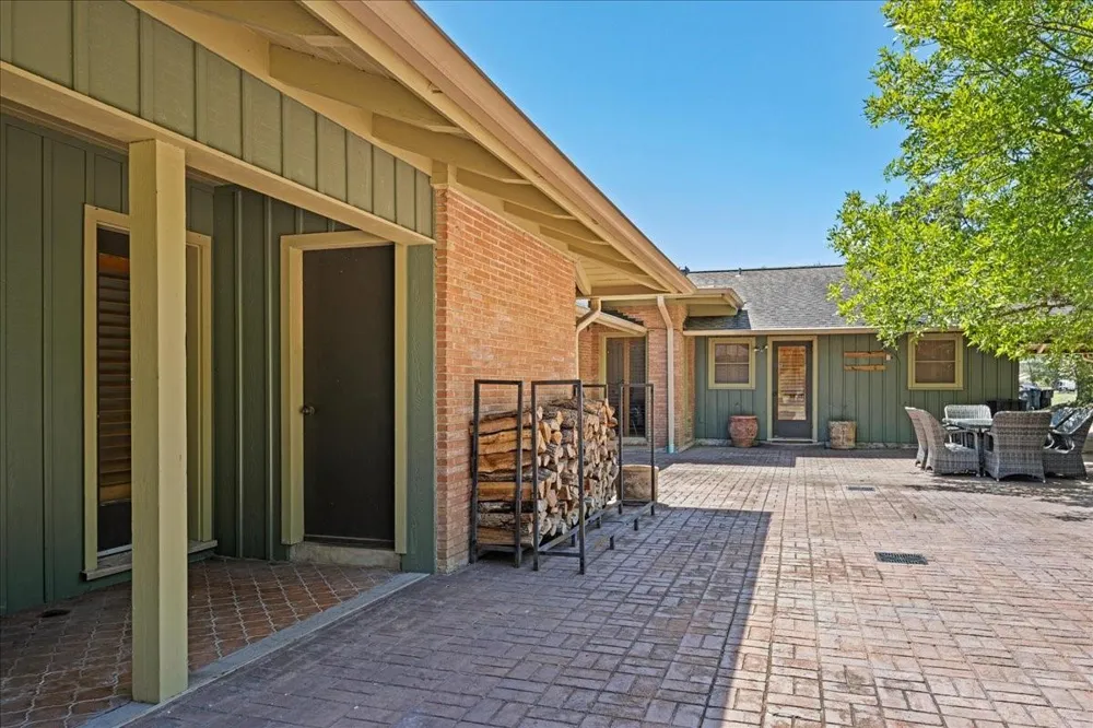 221 E 9th Street Flatonia, TX 78941