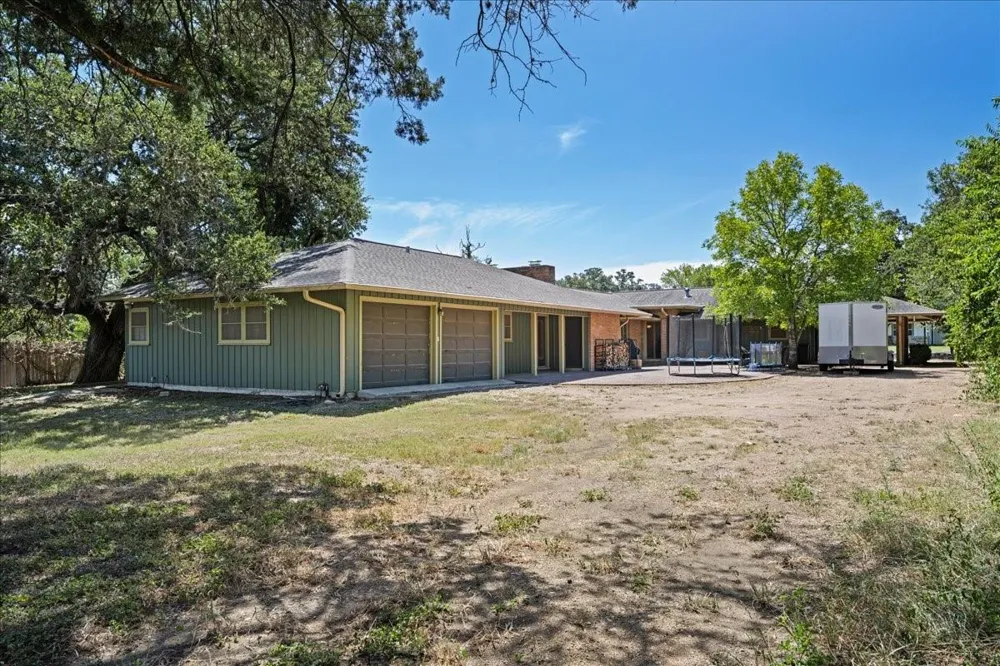 221 E 9th Street Flatonia, TX 78941