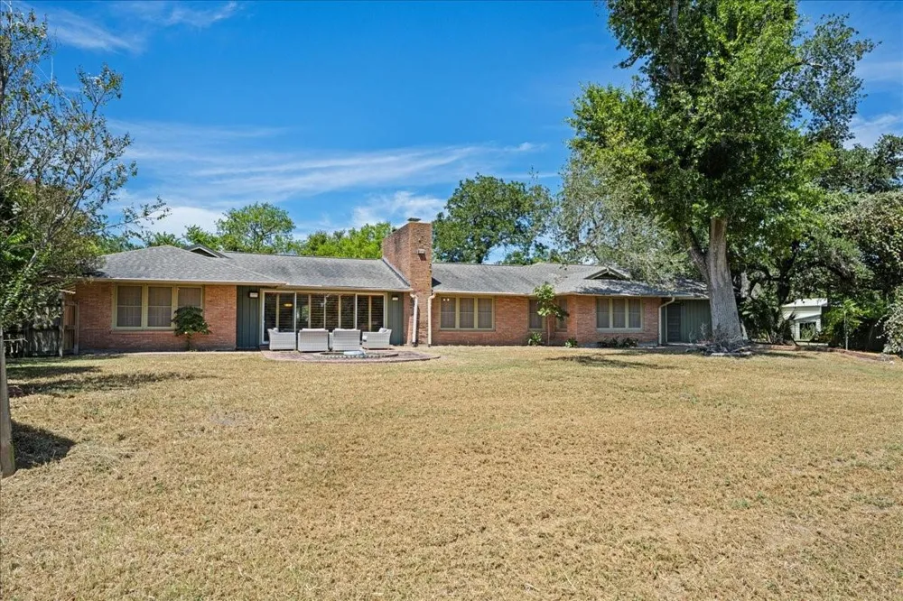 221 E 9th Street Flatonia, TX 78941