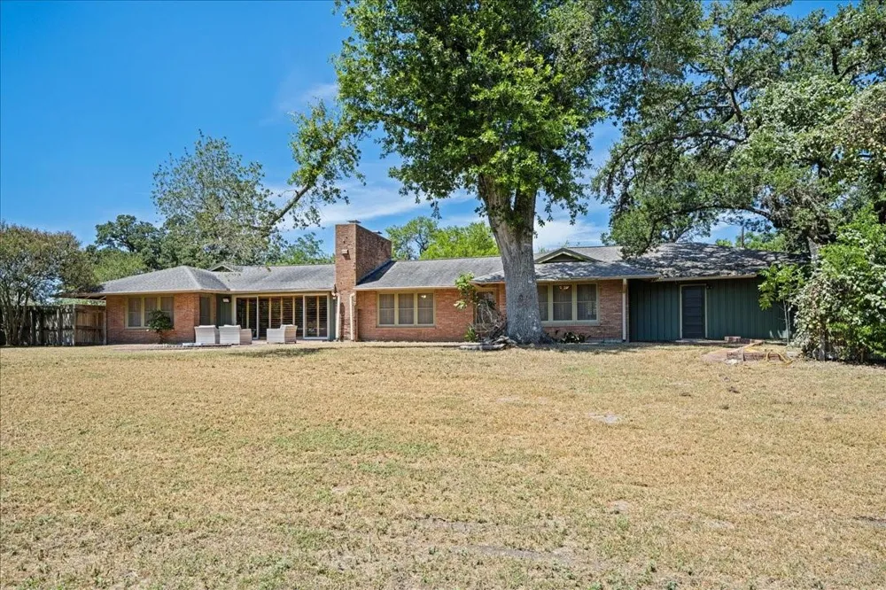 221 E 9th Street Flatonia, TX 78941