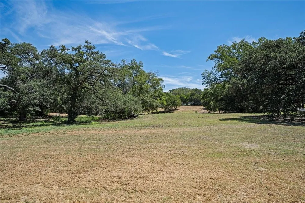221 E 9th Street Flatonia, TX 78941