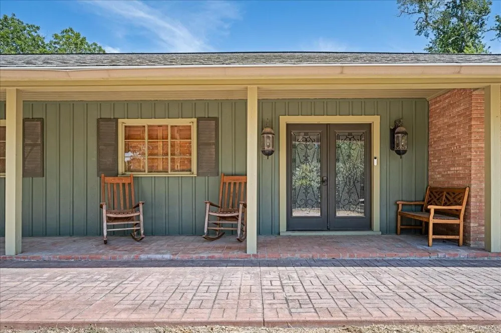 221 E 9th Street Flatonia, TX 78941