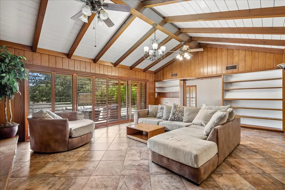 221 E 9th Street Flatonia, TX 78941